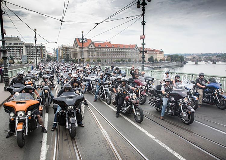Dunlop впервые продемонстрировала свои новые шины для Harley-Davidson на пражском фестивале, посвященном 115-летию мотоциклетного бренда